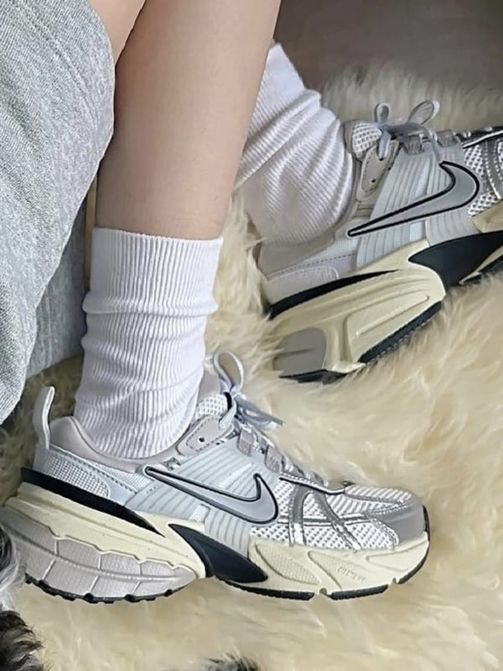 Nike V2K Run - Picture 2 of 8